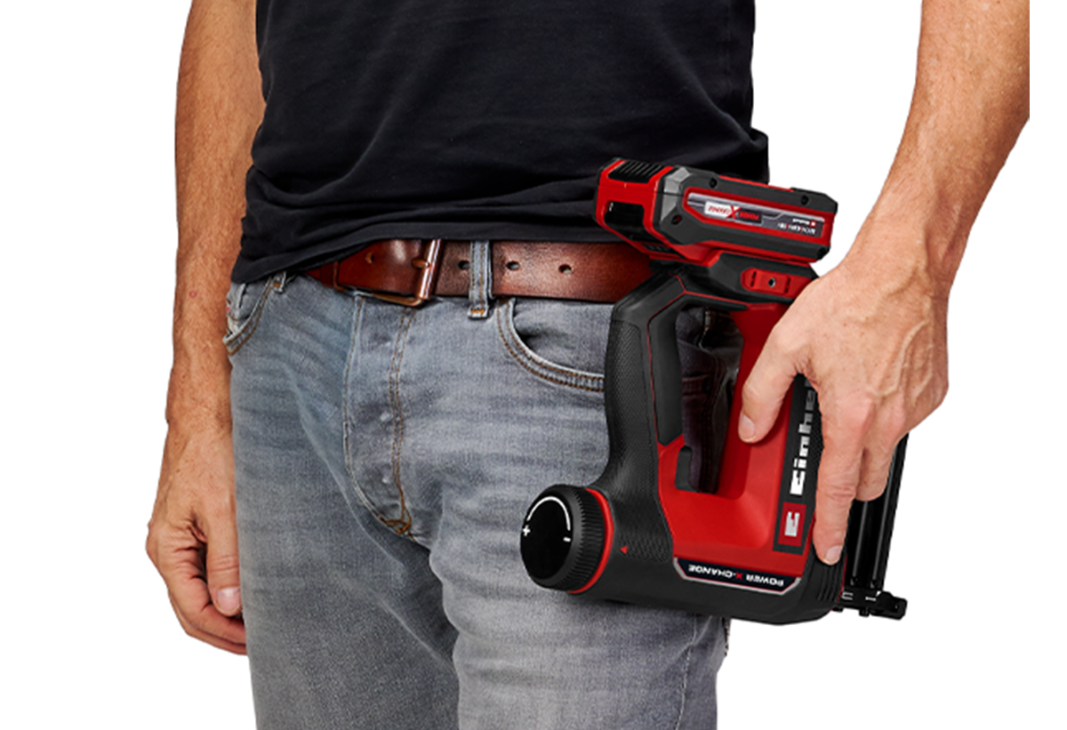 Απεικονίζεται άνδρας με το καρφωτικό περασμένο στη ζώνη του.